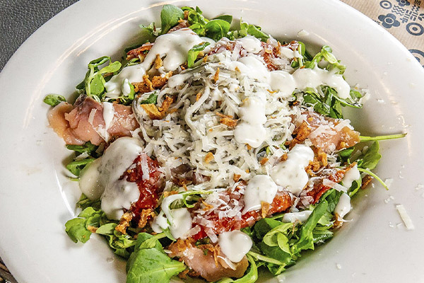 Ensalada de gulas y salmón